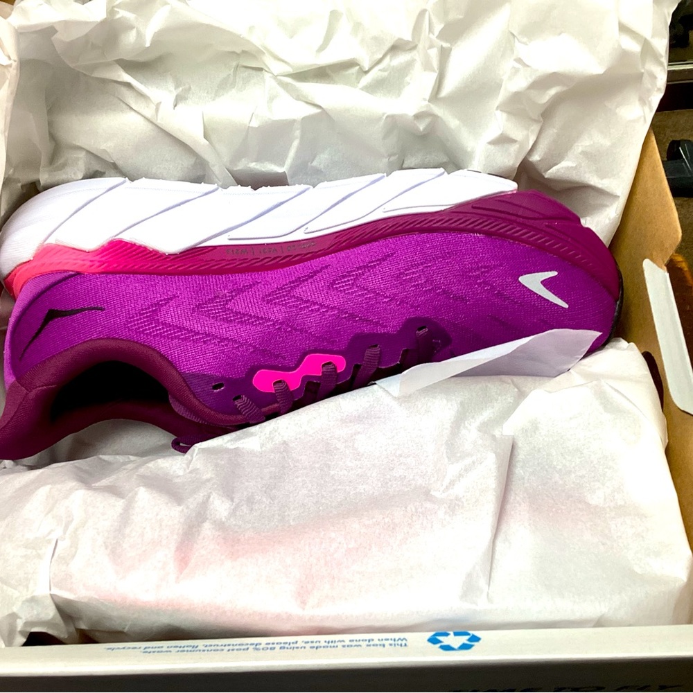 Brand New in box Hoka W Arahi 7.5